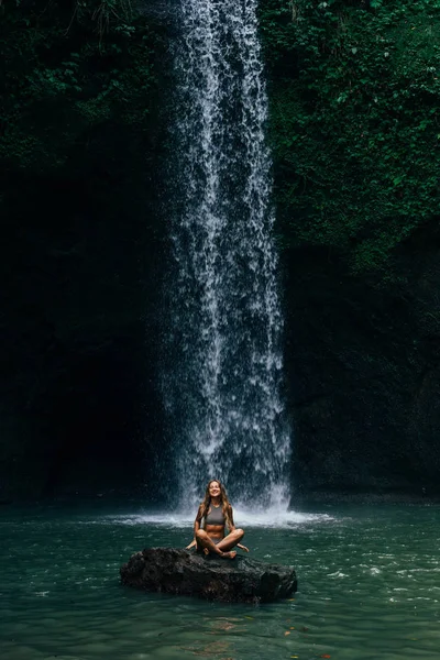 Menina bonito perto de cachoeira — Fotografia de Stock