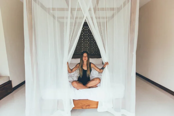Flicka mediterar i sovrum — Stockfoto