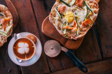 Sahanda yumurta, salata karışımı çıtır tortilla.