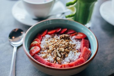 Sağlıklı kahvaltı için taze çilek ile yulaf ezmesi 