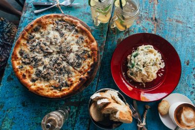 Peynirli ve mantarlı pizza. 