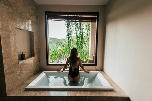 Jonge vrouw in badkamer — Stockfoto