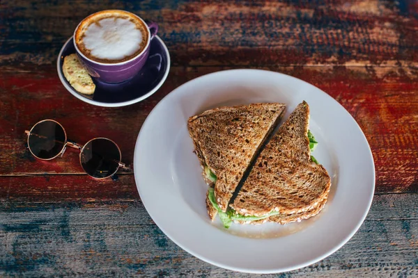 Lezzetli sandviçler ve kapuçino — Stok fotoğraf