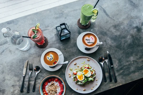 Whole wheat toasts with avocado — Stock Photo, Image