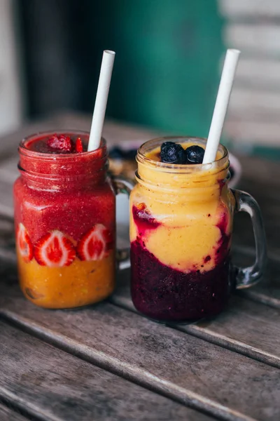 Batidos de frutas em jarros de vidro — Fotografia de Stock