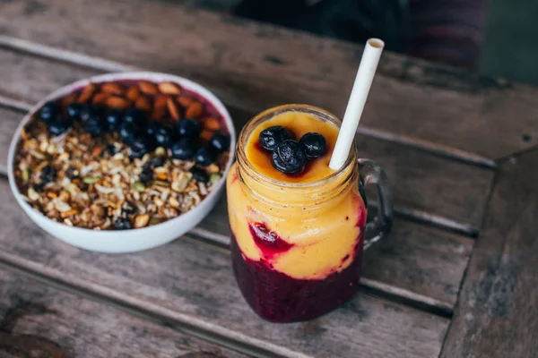 Deli ve tohum ile ev yapımı granola