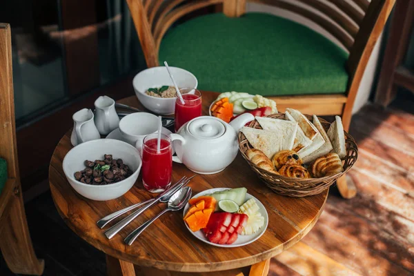 Bord fullt av mat till frukost — Stockfoto