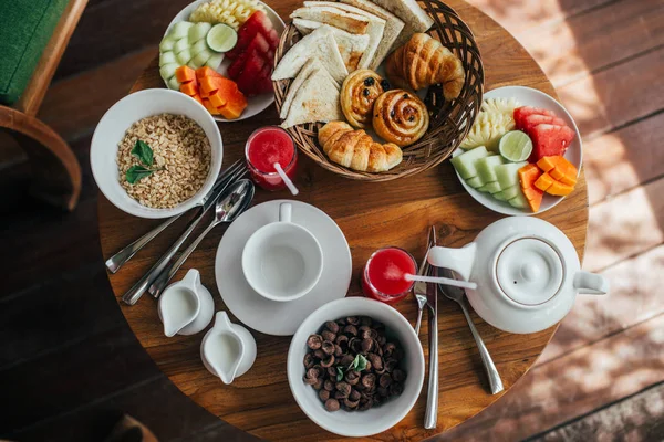 Table pleine de nourriture pour le petit déjeuner — Photo