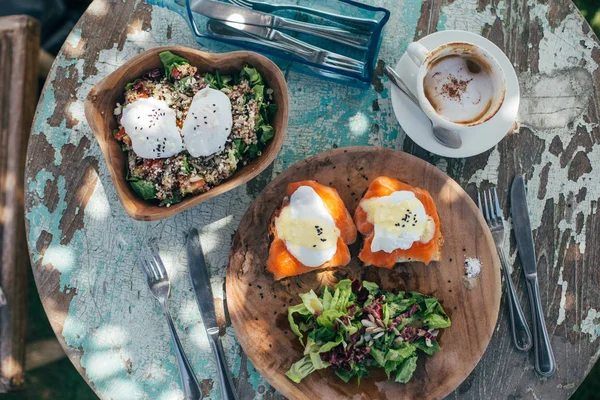 Skålar med fisk och ägg — Stockfoto