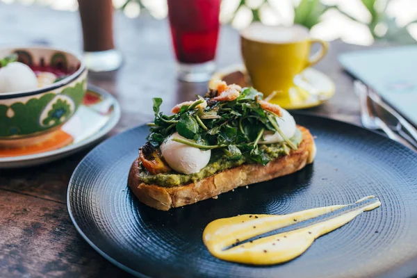 Pequeno-almoço em mesa de madeira — Fotografia de Stock