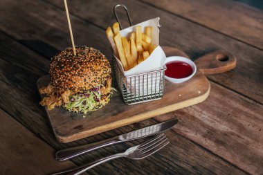 kızarmış patates hamburger