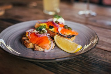 Kırmızı balıklı sandviç