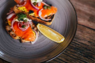 Kırmızı balıklı sandviç