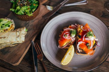 Kırmızı balıklı sandviç