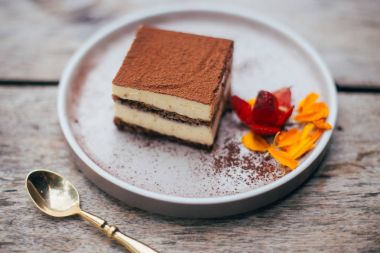 tiramisu çöl plaka üzerinde