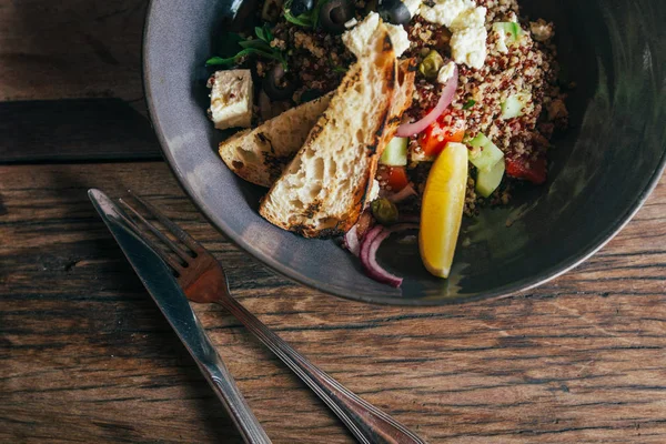 Salat mit Gemüse und Kräutern — Stockfoto