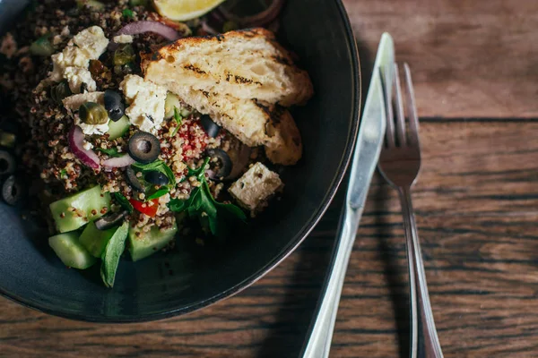 Salade met groenten en kruiden — Stockfoto