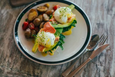 Balık ve sebze ile yumurta