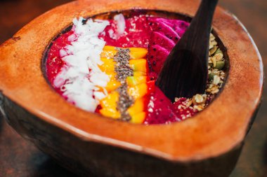 granola ve meyve tabağı 