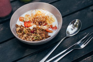 Sağlıklı kahvaltı için taze çilek ile yulaf ezmesi 