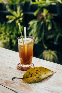 Limonlu çay buz ile