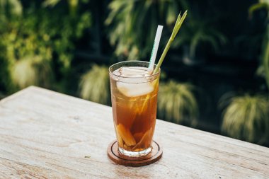 Limonlu çay buz ile