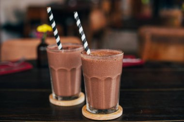 kakao ile çizgili payet gözlük