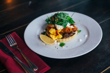 Kızarmış somon ile tost