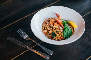 karides ve peynirli makarna