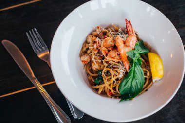 karides ve peynirli makarna