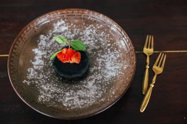 siyah kek çilek ile 