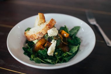 Süzme peynir ile kızarmış somon salata