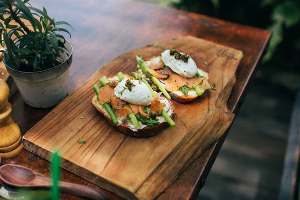 Fullkornsvete rostat bröd med avokado — Stockfoto