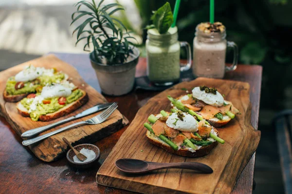 Pane tostato integrale con avocado — Foto Stock