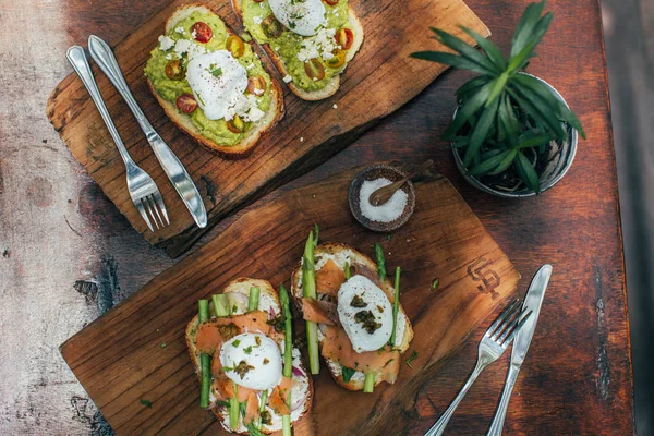 Fullkornsvete rostat bröd med avokado — Stockfoto