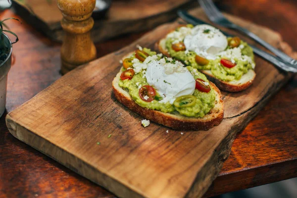 Fullkornsvete rostat bröd med avokado — Stockfoto