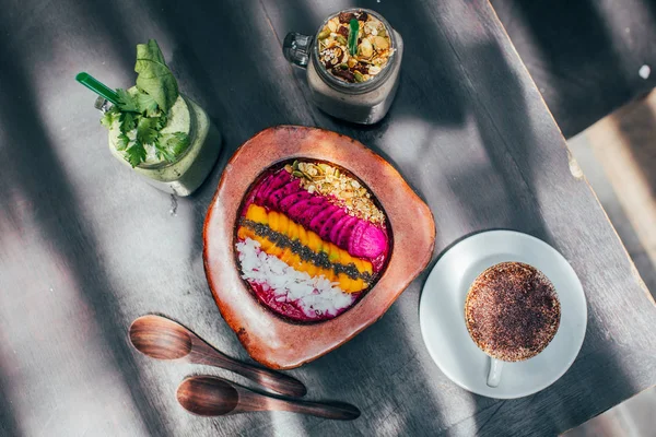 Plate with granola  and fruits — Stock Photo, Image