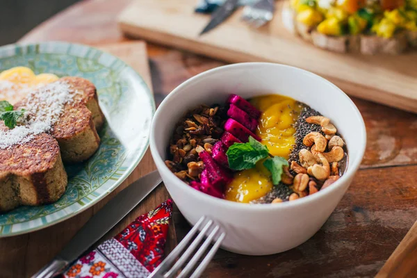 Piatto con muesli e frutta — Foto Stock