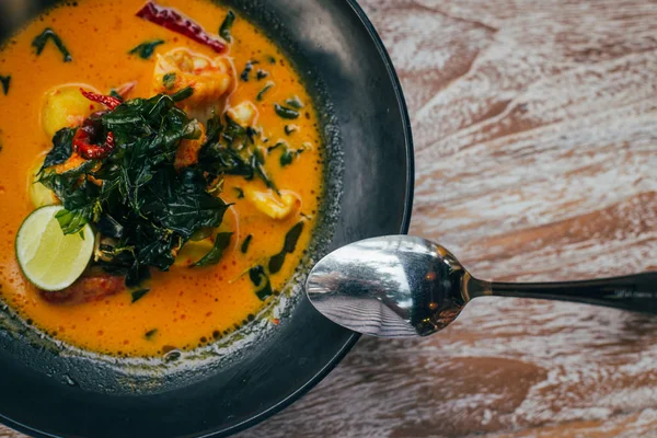 Heiße Kürbissuppe mit Garnelen — Stockfoto