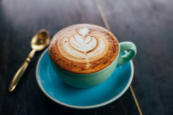 Kaffee mit Milch und Kakaopulver — Stockfoto