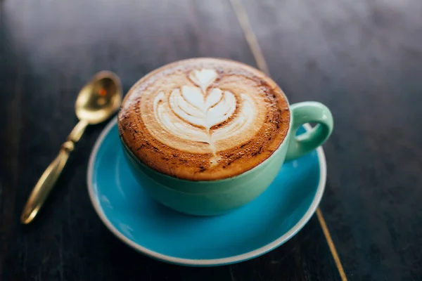 Kopi dengan susu dan coklat bubuk — Stok Foto