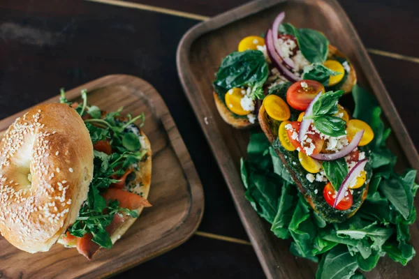 Burger mit Salat mit Tomaten — Stockfoto