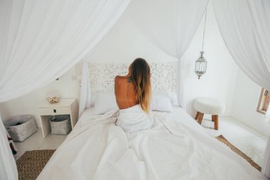 Yatakta genç bir kadın