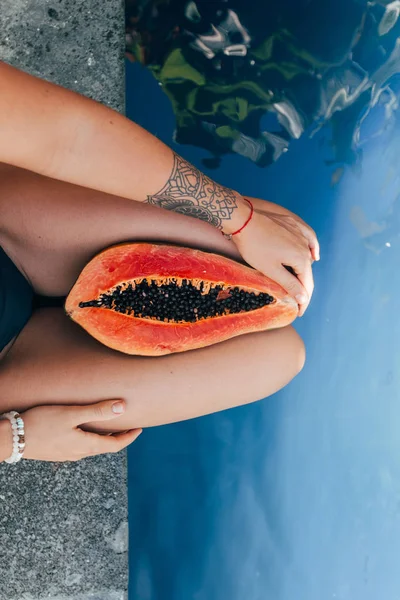 Ham papaya fuit ayak üzerinde olan kadın