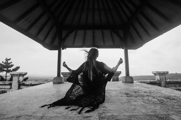 Mulher meditando ao ar livre — Fotografia de Stock