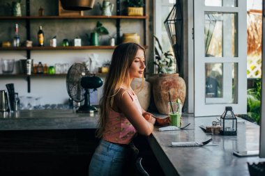 Mutfakta taze yüzlü genç kadınla