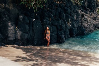 güzel kızın rahatlatıcı Beach 