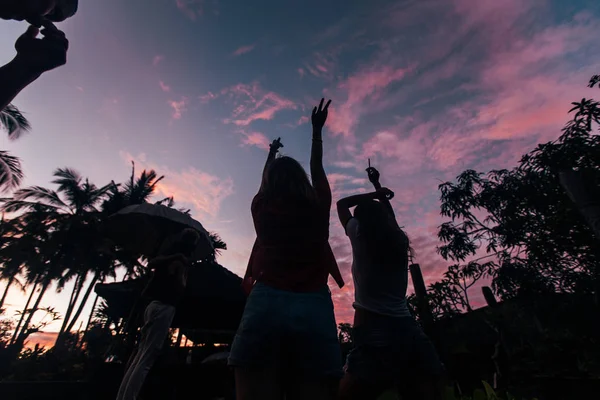 F women dancing with hands in air — Stock Photo, Image