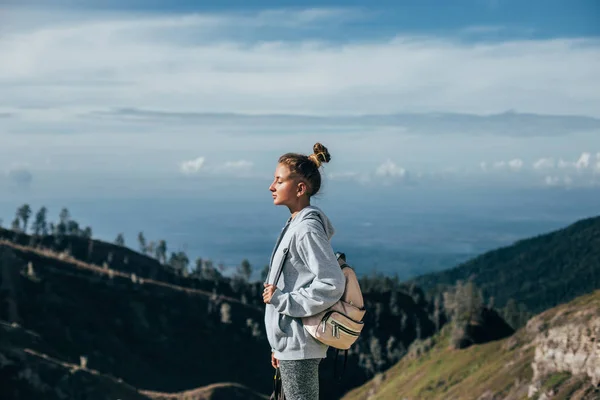 Жінка насолоджується сонячним світлом вершина гори — стокове фото