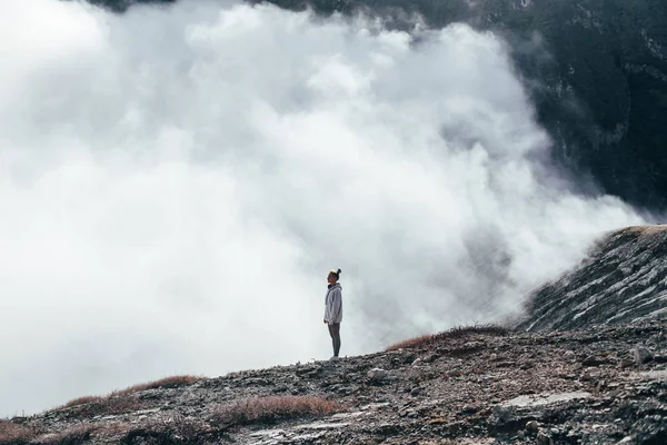 Γυναίκα να στέκεται στην κορυφή βουνού — Φωτογραφία Αρχείου